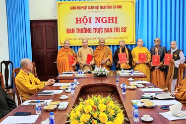 Trao quyết định thành lập Tổ công tác Phật sự liên ngành tỉnh Cà Mau 