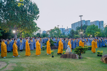 Cung thỉnh Đại lão Hòa thượng Thích Trí Quảng và chư Tăng quang lâm dự Lễ vía Đức Phật A Di Đà tại chùa Huê Nghiêm - Ảnh: Nguyện Truyền/BGN