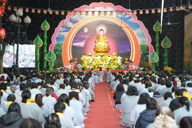 Gần 4.000 Phật tử Đạo tràng Pháp Hoa miền Bắc về chùa Bằng tham dự khóa tu trong hai ngày 25, 26-1 (nhằm mùng 7, 8 -12- Ất Tỵ)