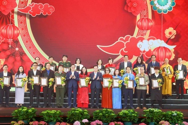 Hòa thượng Thích Thọ Lạc cùng đại diện các cơ quan, đơn vị, tổ chức, doanh nghiệp, nhà hảo tâm,... nhận Giấy chứng nhận “Tấm lòng nhân ái vì cộng đồng” do lãnh đạo tỉnh Nghệ An trao tặng