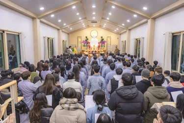 Người Việt về chùa Viên Ngộ, nơi họ xem là "Ngôi nhà quê mẹ" đầy yêu thương, che chở - Ảnh: NVCC