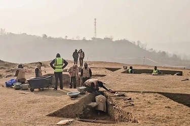 Các tháp Phật, kiến trúc tu viện và dấu vết của một khu đô thị dân cư, chủ yếu thuộc thời kỳ Kushan (thế kỷ I–III TL)