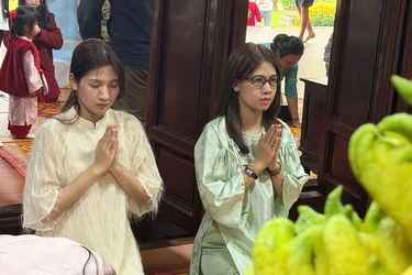 Các bạn trẻ đến chùa lễ Phật đầu năm