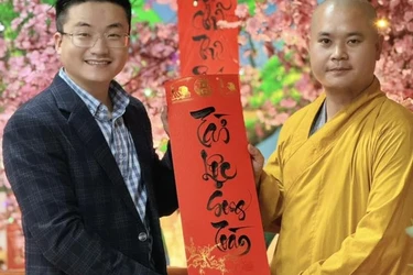 Chư Tăng chùa Da (P.Vinh Lộc) trao tặng thư pháp đến du khách và Phật tử