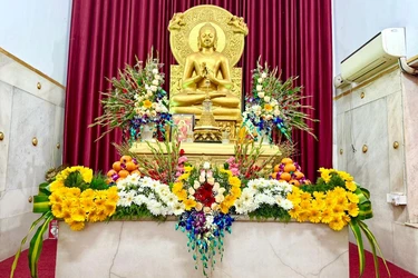 Trang nghiêm điện Phật trong ngày đầu năm mới