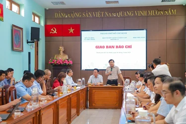 Phó ban Tuyên giáo và Dân vận Thành ủy TP.HCM Tăng Hữu Phong chủ trì buổi họp giao ban Báo chí sáng nay, 6-3 - Ảnh: KHPT
