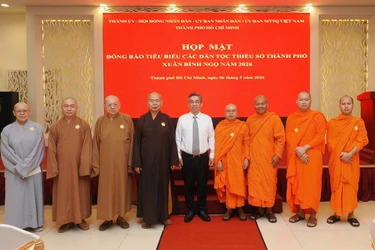 Chủ tịch Ủy ban MTTQVN TP.HCM Nguyễn Phước Lộc lưu niệm cùng các đại biểu tại buổi họp mặt - Ảnh: Hoàng Hùng