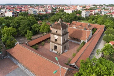 Điểm nhấn về kiến trúc của chùa Dâu là tháp Hòa Phong cao khoảng 17m nằm giữa sân. Tòa tháp có kết cấu bằng gạch mộc nung thủ công