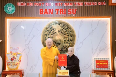 Thượng tọa Trưởng ban Trị sự GHPGVN tỉnh Thanh Hóa trao quyết định thành lập Ban Quản trị chùa Tường Vân đến Ni trưởng Thích Đàm Hòa