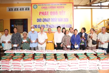 100 phần quà Tết Chôl Chnăm Thmây được trao tặng đến bà con khó khăn tại chùa Lưỡng Xuyên