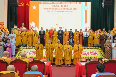 Trưởng lão Hòa thượng Thích Thanh Nhiễu thay mặt Trung ương Giáo hội tặng hoa chúc mừng tân Ban Trị sự GHPGVN tỉnh Lạng Sơn, nhiệm kỳ 2026-2031