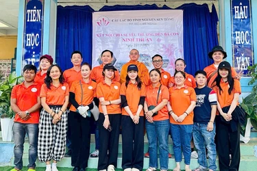 Đại đức Thích Minh Mẫn cùng các thành viên trong Câu lạc bộ Tình nguyện Sen Hồng