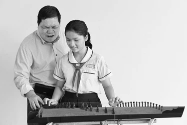 Thầy giáo Nguyễn Văn Thanh dạy đàn tranh - Ảnh: Trần Thế Phong/BGN