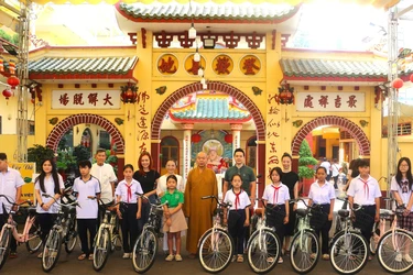 Trao xe đạp đến các em học sinh (có cha, mẹ mất do dịch bệnh Covid-19) trên địa bàn