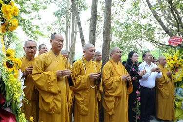 Chư tôn đức, đại biểu dâng hương tưởng niệm tại Di tích lịch sử quốc gia hang Hỏa Tiễn (P.Hoàng Mai, Nghệ An)