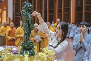 Ngày càng có nhiều người trẻ chọn lối sống đạo, kiến tạo một cuộc sống an vui từ gốc - Ảnh: Đăng Huy