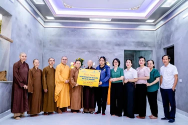 Trao bảng tượng trưng số tiền hỗ trợ xây nhà Đại đoàn kết