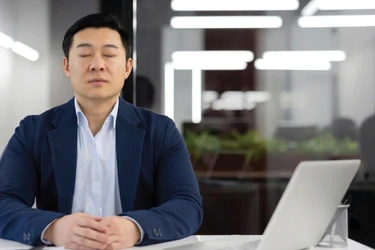 Trong thực hành Phật giáo, người ta đặc biệt nhấn mạnh đến việc quán niệm vô thường, và nhận ra rằng sự chú tâm của chúng ta có thể được ổn định nhờ chánh niệm.