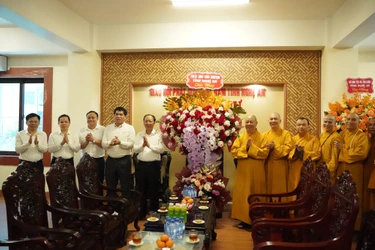 Tặng hoa chúc mừng Ban Trị sự GHPGVN tỉnh Nghệ An nhân Đại lễ Phật đản Phật lịch 2570