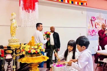 Em Tắm Phật