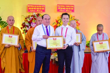Đinh Công Quân nhận Bằng khen của Chủ tịch Ủy ban MTTQVN TP.Cần Thơ cho những đóng góp trong công tác an sinh xã hội giai đoạn 2022-2025 - Ảnh: Quảng Đạo/BGN
