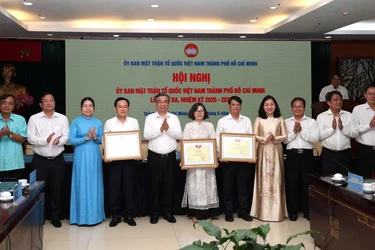 Ủy ban Trung ương MTTQVN tặng Bằng khen đến tập thể và cá nhân có thành tích xuất sắc trong công tác - Ảnh: Ngô Tùng