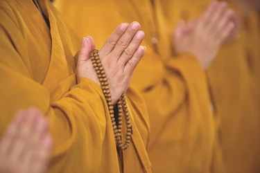 Khi thấy Phật, ta thấy Pháp; khi thấy Phật và Pháp, ta thấy Tăng. Tất cả đều hiện hữu trong tâm