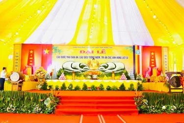 Hòa thượng Thích Thanh Hiện cùng ông Phạm Quang Ngọc khởi chuông, trống khai đàn