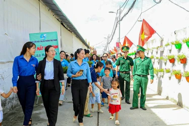 Tuyến đường cờ hoa tại hẻm 96 (P.Phú Thuận)