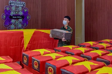 Hài cốt các anh hùng liệt sĩ được an trí tạm thời tại Nhà tưởng niệm trong khuôn viên Công viên Lê Thị Riêng - Ảnh: Quảng Đạo/BGN