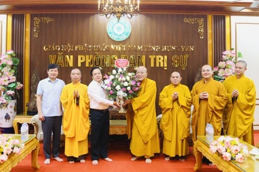 Đoàn lãnh đạo tỉnh Hưng Yên thăm, chúc mừng tân Ban Trị sự GHPGVN tỉnh, sau thành công đại hội
