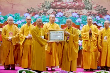 Hòa thượng Thích Bảo Nghiêm trao Bằng tuyên dương công đức đến Thượng tọa Thích Chiếu Tuệ - Ảnh: Quảng Hậu/BGN