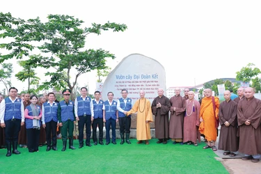 Đức Pháp chủ GHPGVN, chư tôn đức, lãnh đạo TP.HCM và các đại biểu bên bia đá lưu niệm công trình "Vườn cây Đại đoàn kết" - Ảnh: Trung Thắng
