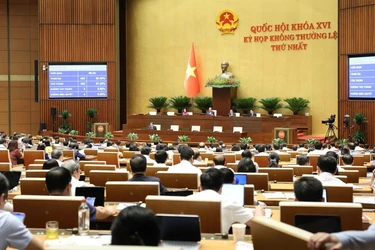 Quốc hội biểu quyết thông qua dự thảo Luật Phát triển đô thị, sáng 24-8 - Ảnh: Quang Phúc