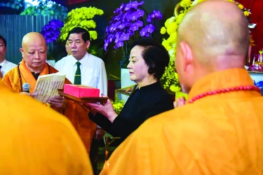 Phó Thủ tướng Chính phủ Phạm Thị Thanh Trà kính cẩn cáo bạch trước anh linh các anh hùng liệt sĩ trong Lễ cầu nguyện tại Công viên Lê Thị Riêng