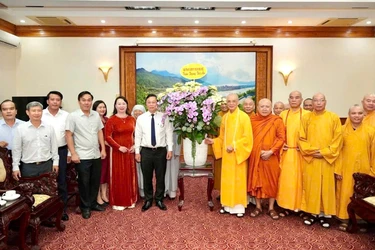 Tân Ban Trị sự GHPGVN TP.Huế tặng hoa tri ân lãnh đạo thành phố