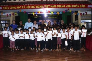 Tết Trung thu nơi buôn làng được tạo nên từ những món quà giản dị, những suất học bổng và sự hiện diện của những người cùng chung mong muốn mang thêm niềm vui đến trẻ em vùng còn nhiều khó khăn