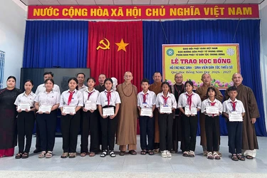Trao học bổng đến các em học sinh Trường Phổ thông Dân tộc Nội trú THCS Khánh Vĩnh (tỉnh Khánh Hòa)