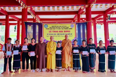 Phân ban Phật tử Dân tộc Trung ương trao học bổng đến các em có hoàn cảnh khó khăn tại tịnh xá Phú Cường (xã Chư Sê, Gia Lai)