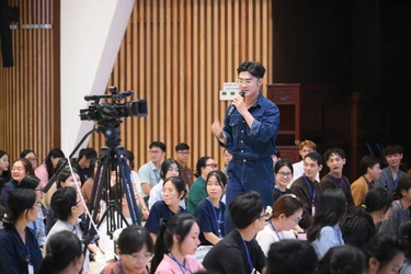 Thanh Nghiêm chia sẻ trong một khóa tu dành cho giới trẻ