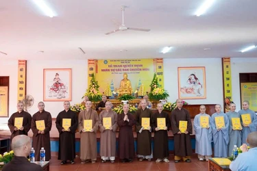Thượng tọa Thích Chiếu Tuệ trao quyết định chuẩn y nhân sự đến thành viên các ban chuyên môn trực thuộc, nhiệm kỳ 2026-2031