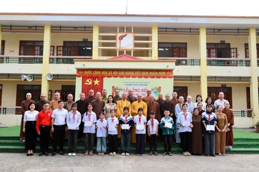 Phân ban Phật tử Dân tộc Trung ương trao học bổng đến các em học sinh đồng bào dân tộc thiểu số có hoàn cảnh khó khăn tại xã Yên Trạch, tỉnh Thái Nguyên