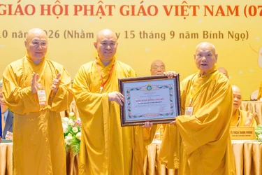 Trưởng lão Hòa thượng Chủ tịch Hội đồng Trị sự trao Bằng tuyên dương công đức đến tập thể Ban Phật giáo Quốc tế Trung ương - Ảnh: Đăng Huy