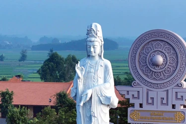 Thánh tượng Bồ-tát Quán Thế Âm tại thiền viện Trúc Lâm Tây Ninh - Ảnh: Nguyên Minh