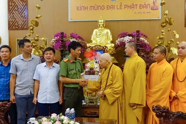 Đoàn Công an tỉnh thăm Hòa thượng Thích Quảng Xã tại chùa Huệ Chiếu - Ảnh: Công Trí