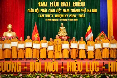 Trung ương Giáo hội tặng Bằng tuyên dương công đức đến tập thể và cá nhân Ban Trị sự GHPGVN TP.Hà Nội - Ảnh: Phật sự Thủ đô