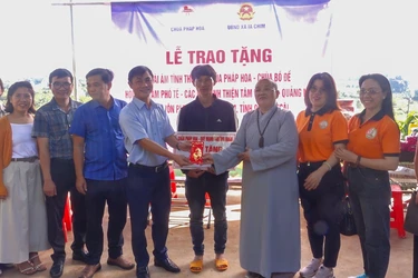 Ni sư Thích nữ Chúc Giác, lãnh đạo địa phương và mạnh thường quân trao tặng các vật phẩm đến gia đình ông Phạm Văn Hòa