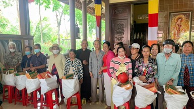 Tịnh thất An Lạc tặng quà người nghèo tại Kiên Giang