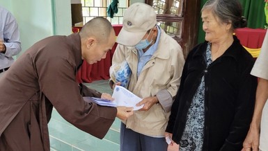 Đại đức Thích Chúc Phát tặng quà đến người dân huyện Tuy An