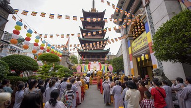 Đông đảo Tăng Ni, Phật tử tham dự Đại lễ Phật đản Phật lịch 2567 tại tổ đình Ấn Quang